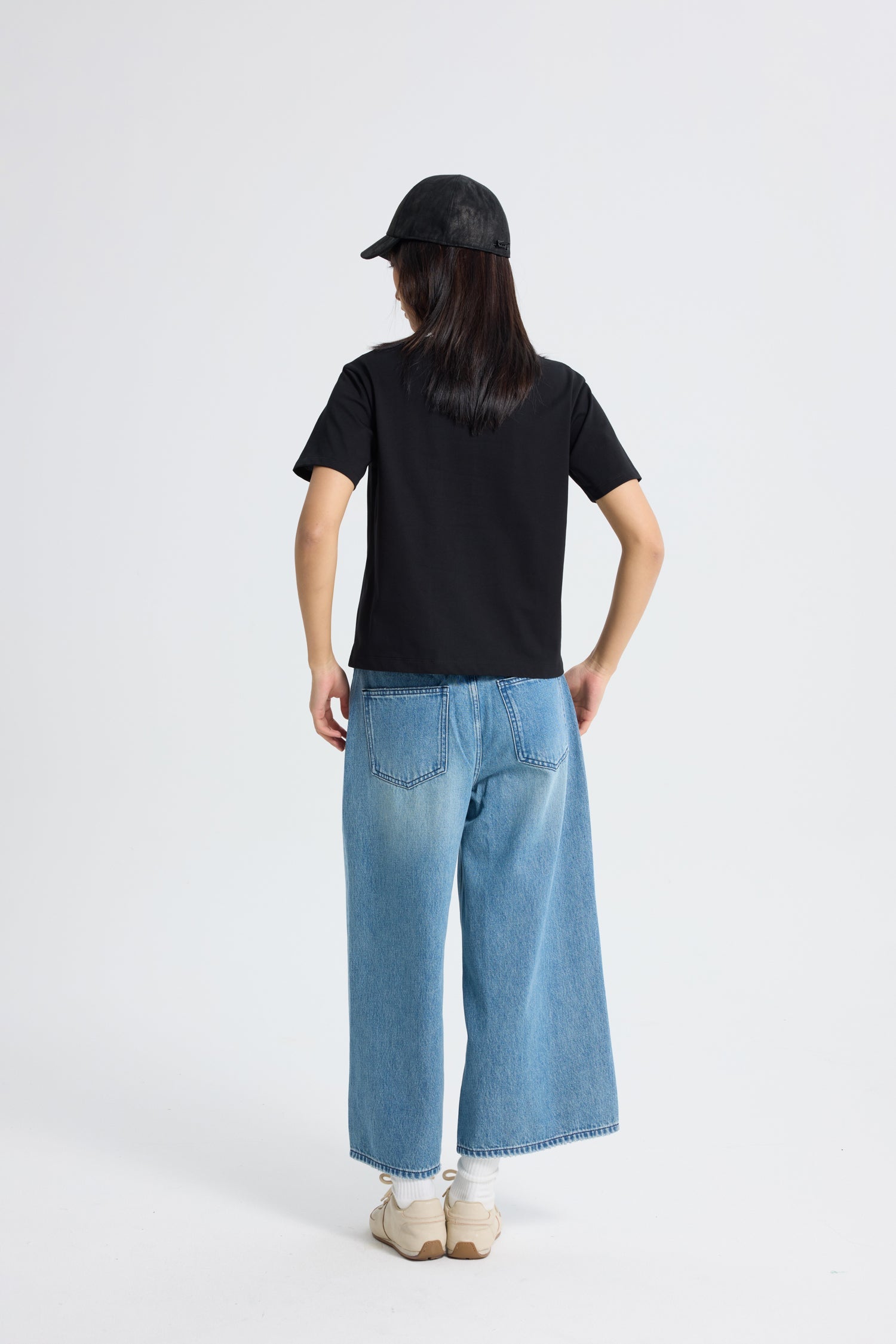 Feel The Beat' Graphic Tee - Black