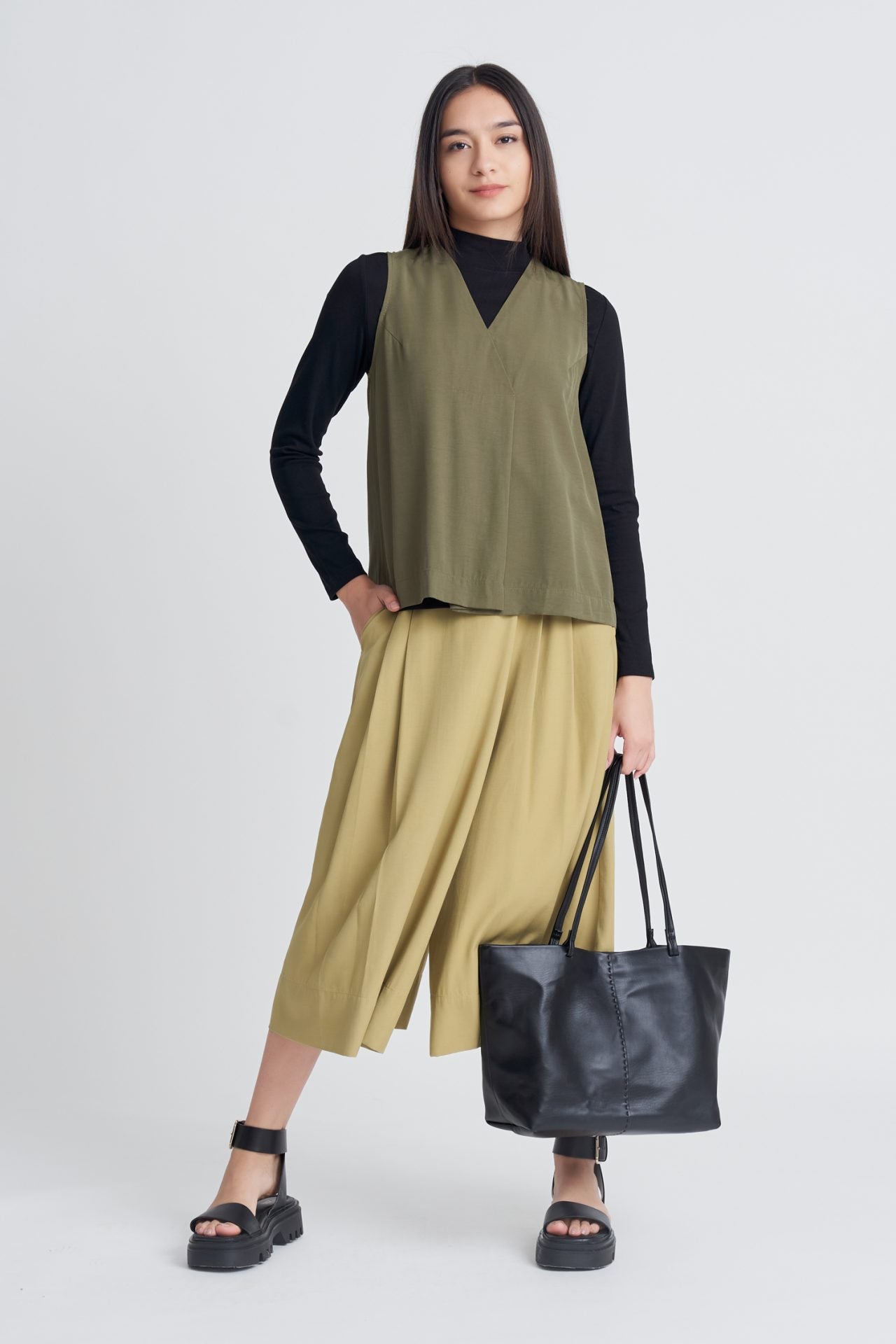Skipper Collar Sleeveless Blouse
