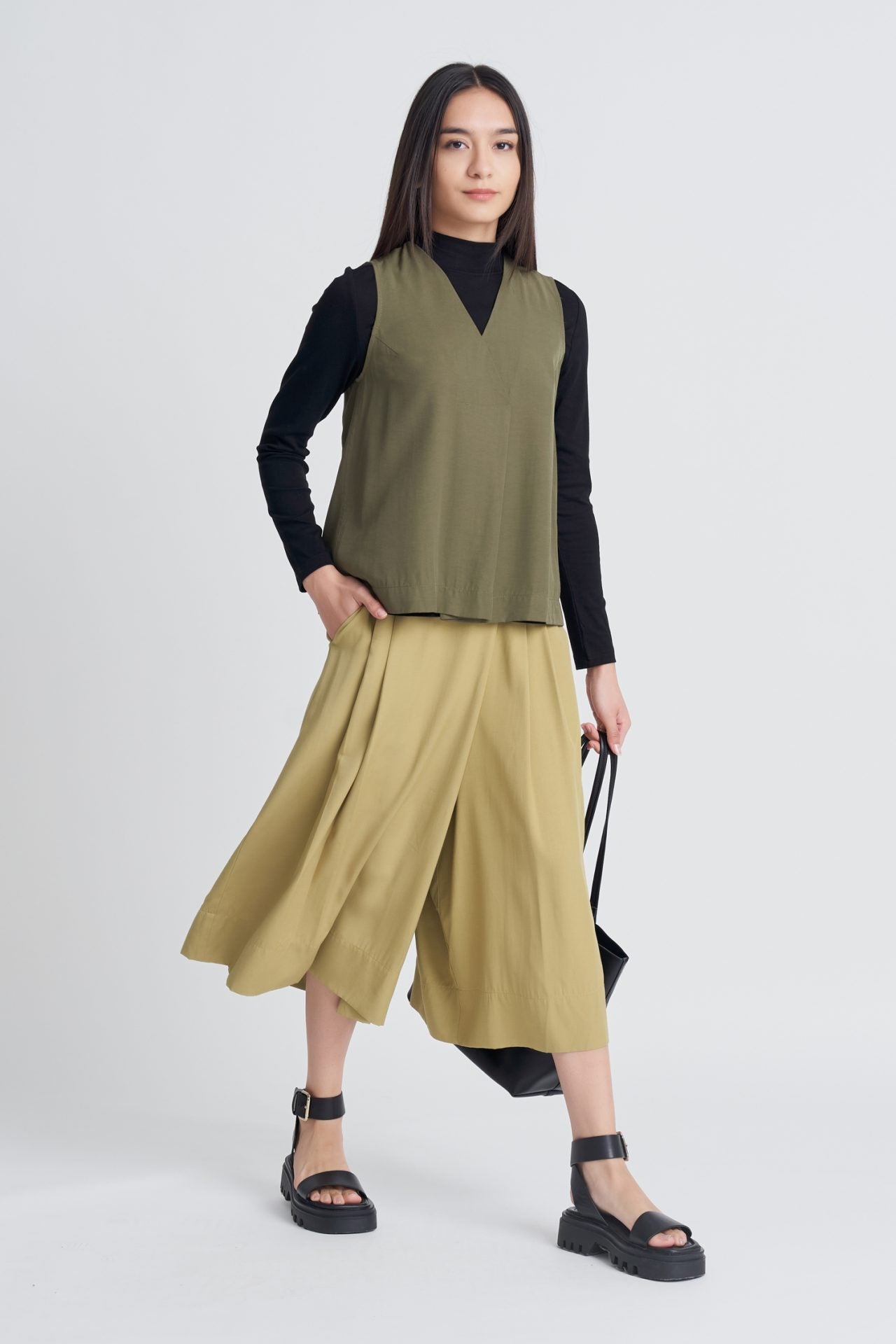 Skipper Collar Sleeveless Blouse