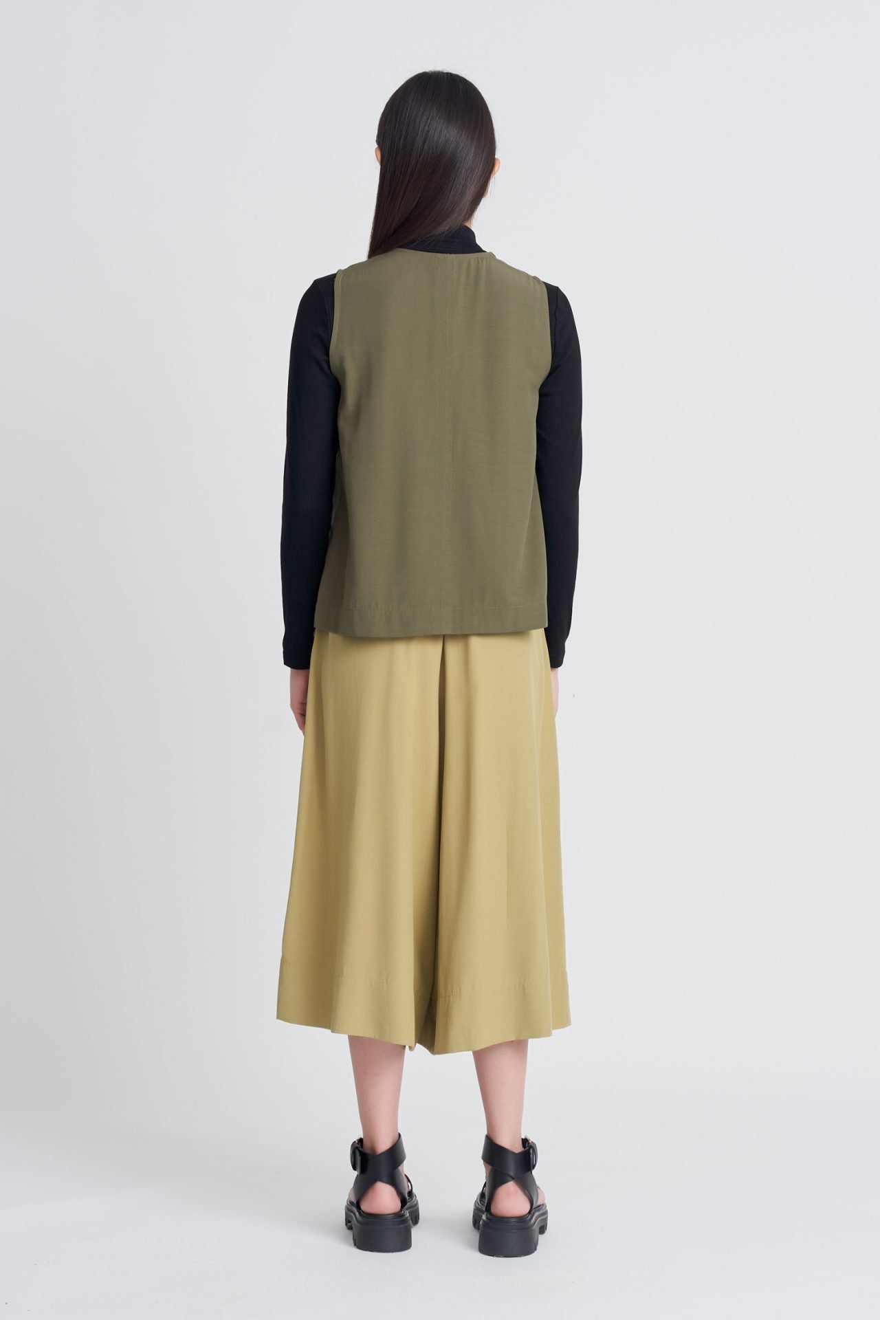 Skipper Collar Sleeveless Blouse