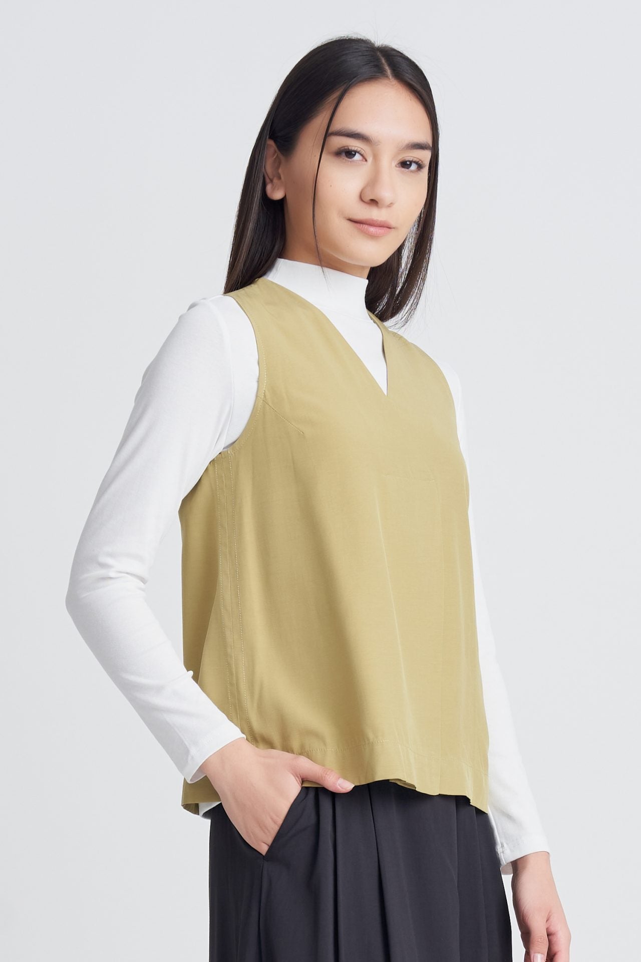 Skipper Collar Sleeveless Blouse