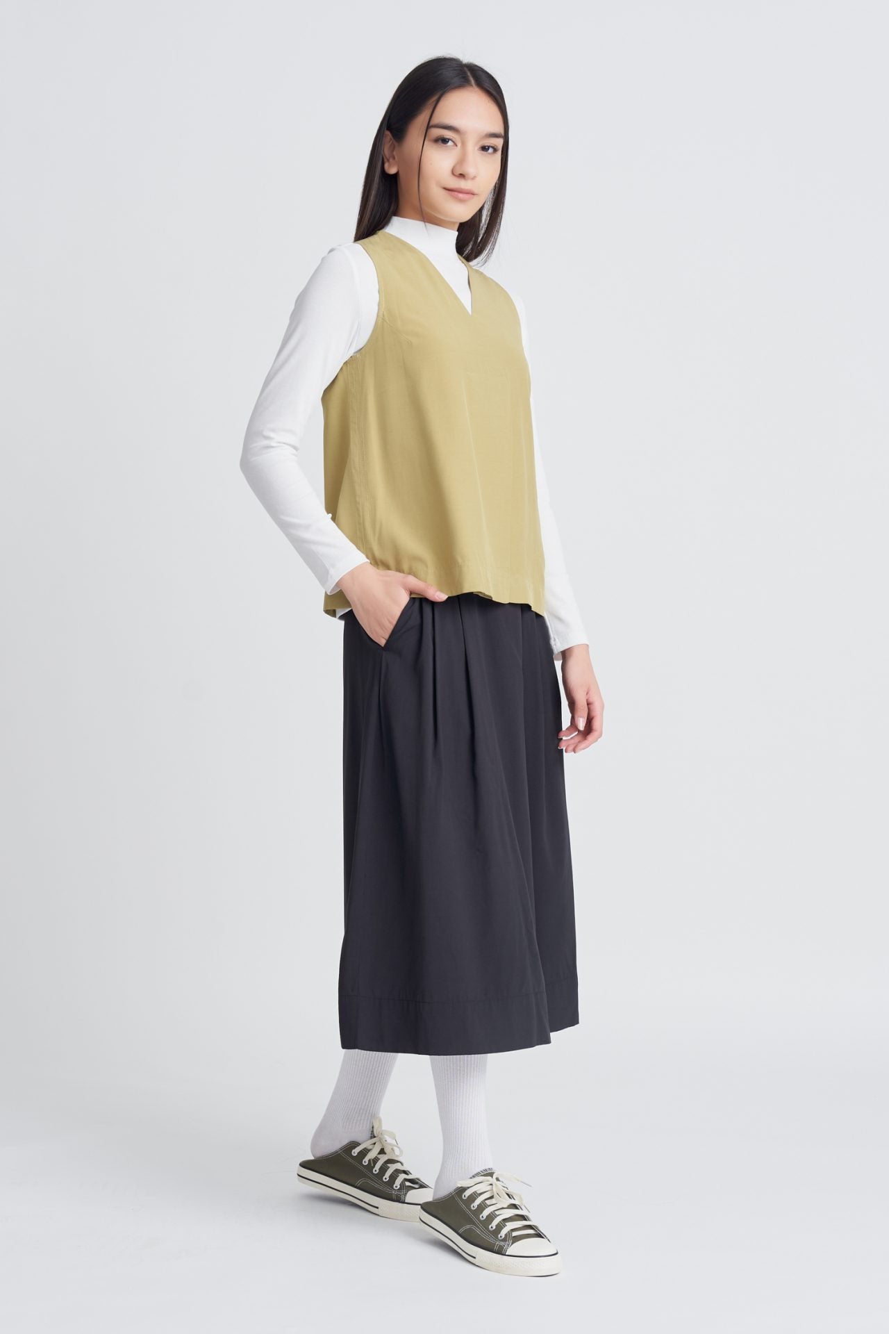 Skipper Collar Sleeveless Blouse