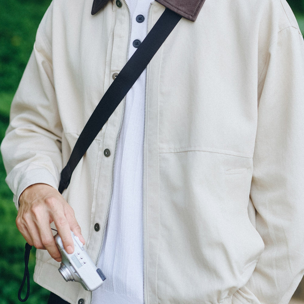 Up close: the corduroy contrast collar.
